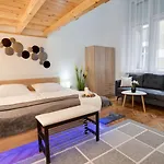 Light Design Apartment Close To City Park&Bath