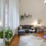 Light Design Apartment Close To City Park&Bath