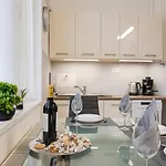 Light Design Apartment Close To City Park&Bath