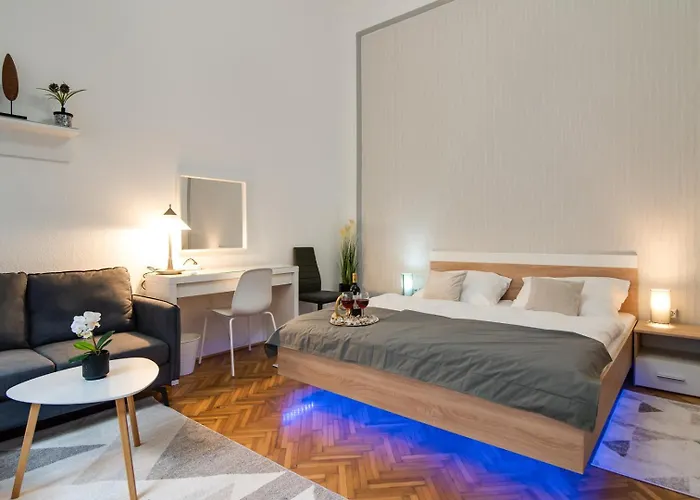 Light Design Apartment Close To City Park&Bath